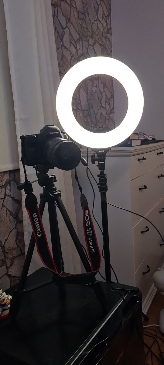 Wtf am I doing lmao

Streams will be a lot better from now on. Will be streaming a 4hr race on saturday, but might do a stream on friday while practicing.

Mom came in clutch with the photography gear she doesn't use anymore.