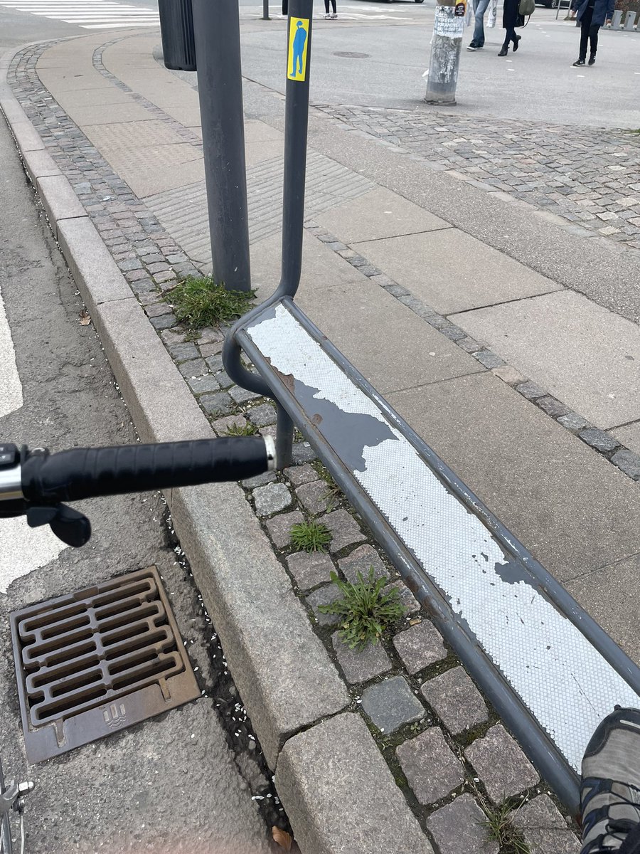 GuldagerSigrid's tweet photo. Stiller i også jeres fod på den her, når i holder for rødt, eller er det bare mig der ser dum ud https://t.co/BpwiqWfyUp