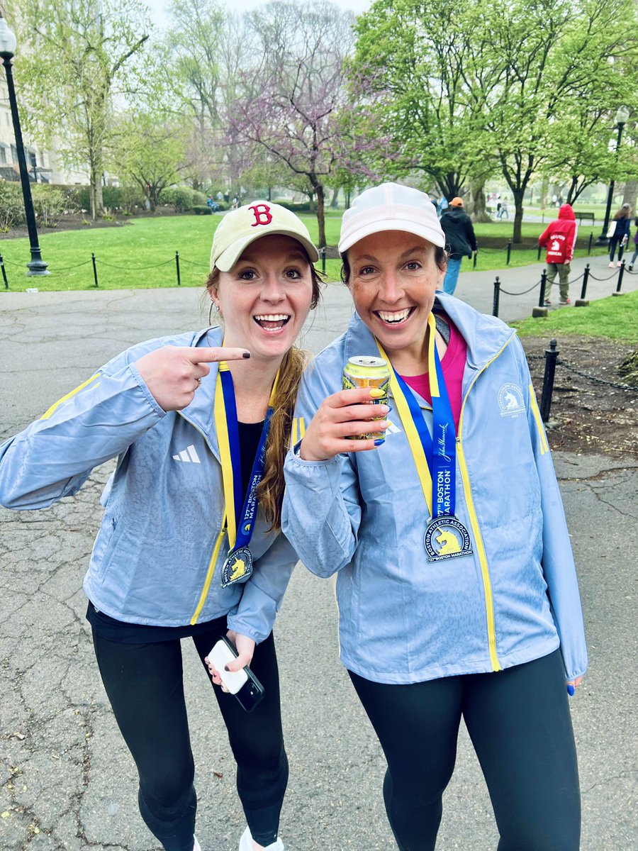 Suzzz225's tweet photo. Marathon number 26 &amp; consecutive @bostonmarathon number 10 complete 💙💛 My quads are still sore but my heart could not be more full 🤗 #BostonMarathon #BostonMarathon2023 #lovethatdirtywater #bostonyouremyhome https://t.co/zdqsw4Ibca