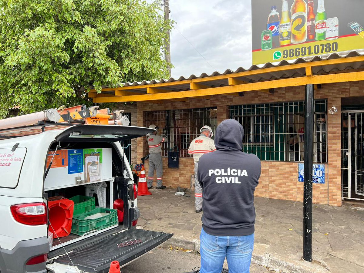 policiacivilrs's tweet photo. Polícia Civil deflagra #OpReacende e prende 4 pessoas em flagrante por furto de energia elétrica. As empresas deixavam de pagar uma média mensal de R$ 5 mil pelo furto de energia. A ação teve apoio da RGE Sul. #2DP_Canoas https://t.co/hkJAWdvilo