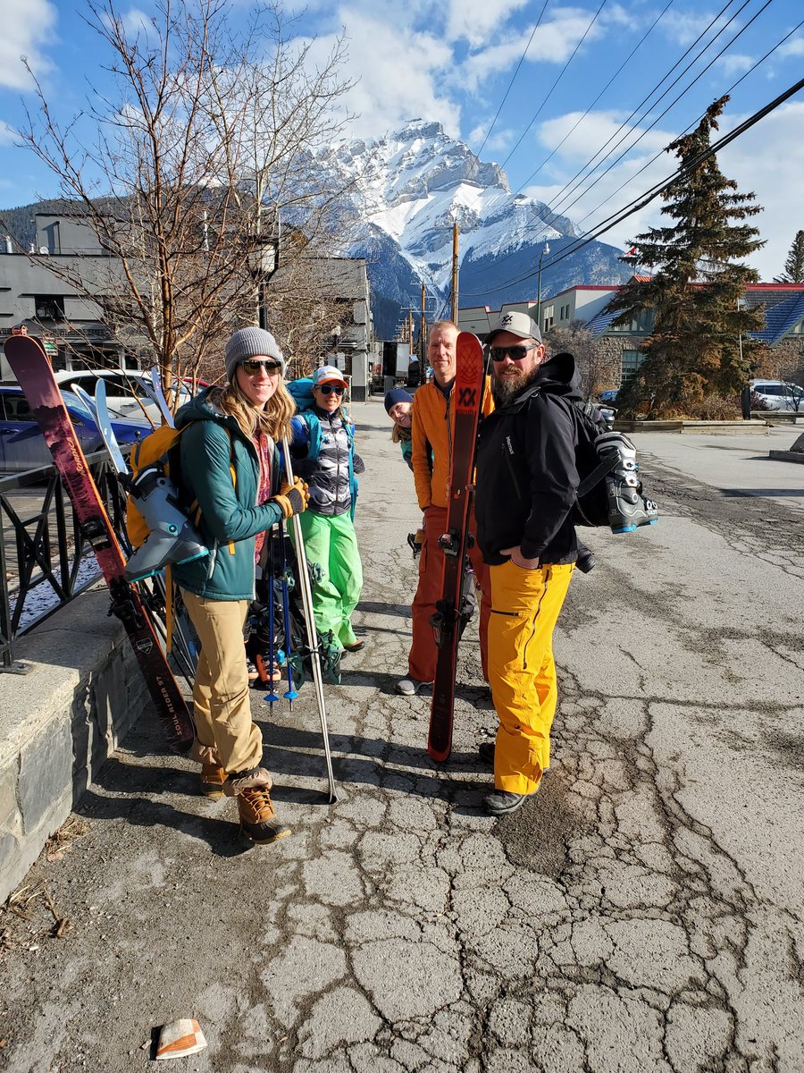 skiwithkevin's tweet image. Another day, another Banff adventure to come. Cheers to ski friends and April powder days @banfflakelouise 
#skibanff #springskiing