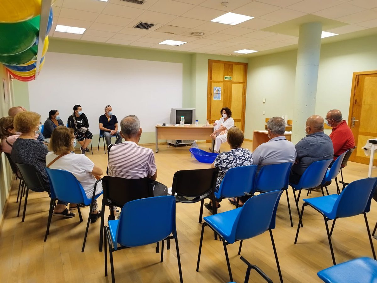 CentroDoctoral's tweet photo. Desde el #CSDoctoral seguimos al pie del cañón con la #comunidad. Hoy con las personas con #diabetes enseñando el cuidado adecuado de los pies. Las #enfermeras dedican todas las tardes de los jueves a capacitar a las personas afectadas de esta patología https://t.co/KHPNqStpuk