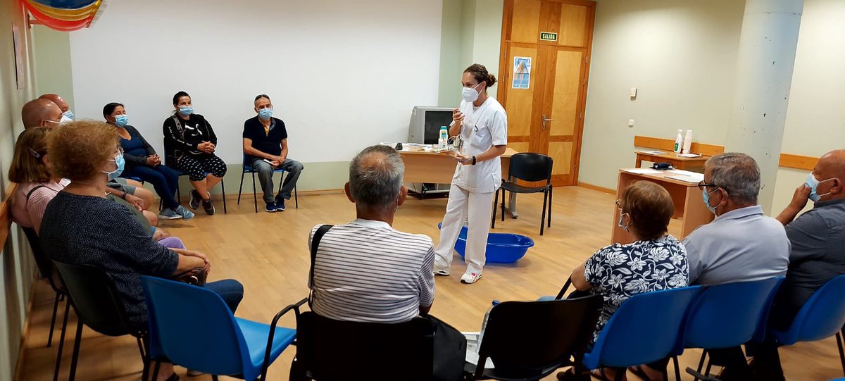 CentroDoctoral's tweet photo. Desde el #CSDoctoral seguimos al pie del cañón con la #comunidad. Hoy con las personas con #diabetes enseñando el cuidado adecuado de los pies. Las #enfermeras dedican todas las tardes de los jueves a capacitar a las personas afectadas de esta patología https://t.co/KHPNqStpuk