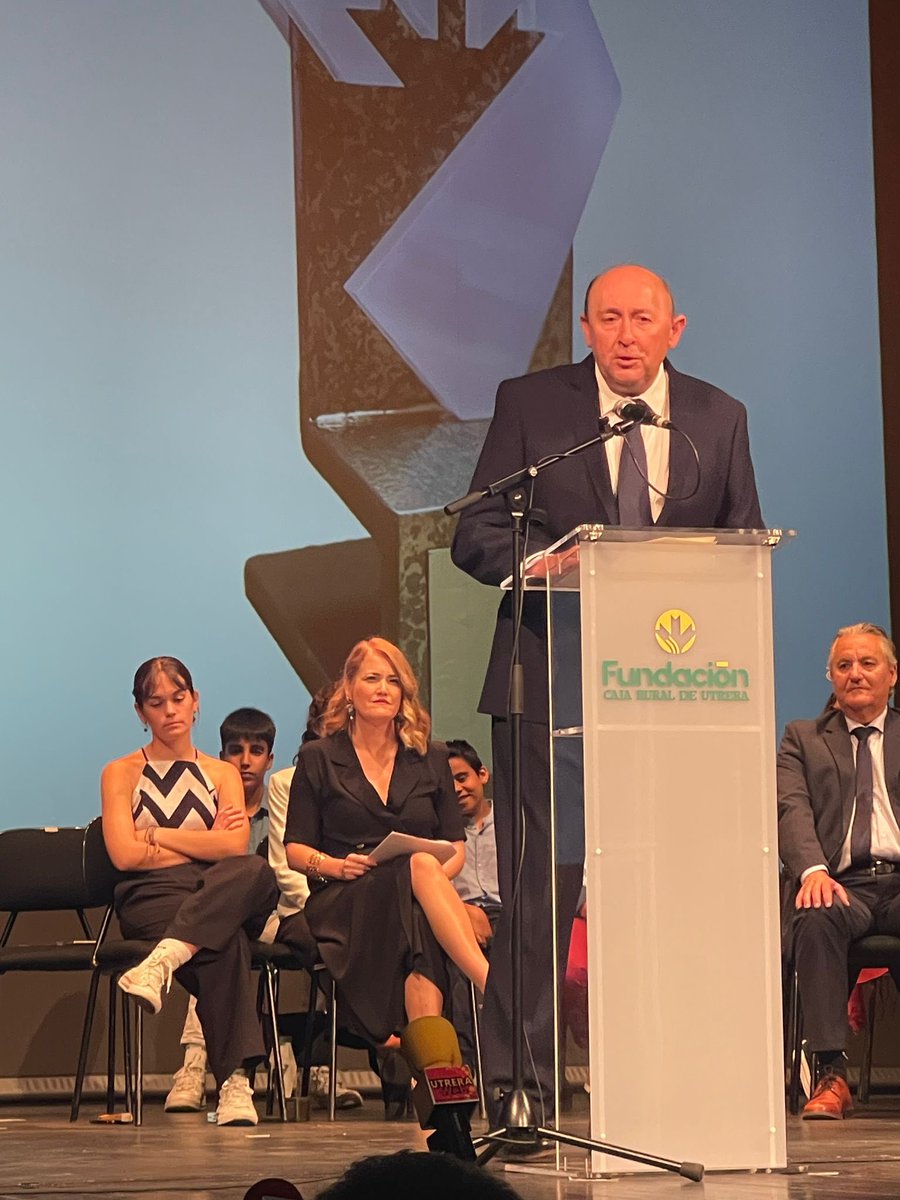 FMAutrera's tweet photo. Nuestro centro es galardonado dentro de los premios “Educación” que otorga la Fundación Caja Rural de Utrera.El alumnado de E.S.O con su proyecto “hablamos todos, hablamos bien “y las Hijas de María Auxiliadora reciben este reconocimiento a su labor educativa.
#salesianasutrera https://t.co/XJ8CxVwmkQ
