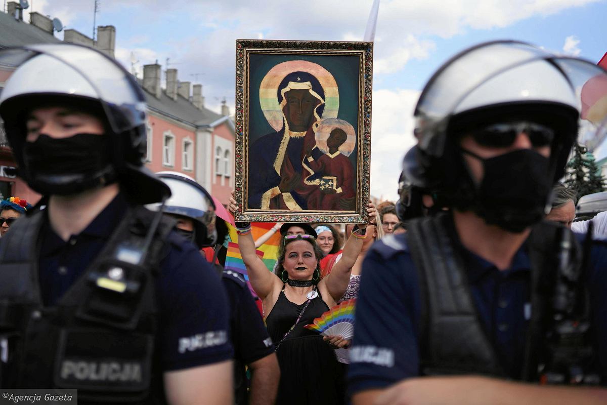 Okres. soud v polském městě #Częstochowa dnes odsoudil 2 účastnice #Pride v r. 2021 za urážku náboženského cítění. Nesly totiž v průvodu obraz Panny Marie Čenstochovské s duhovou  svatozáří. Jedna musí po dobu 5 měsíců odpracovat 20 hodin veřejně  prospěšných prací měsíčně. 1/2