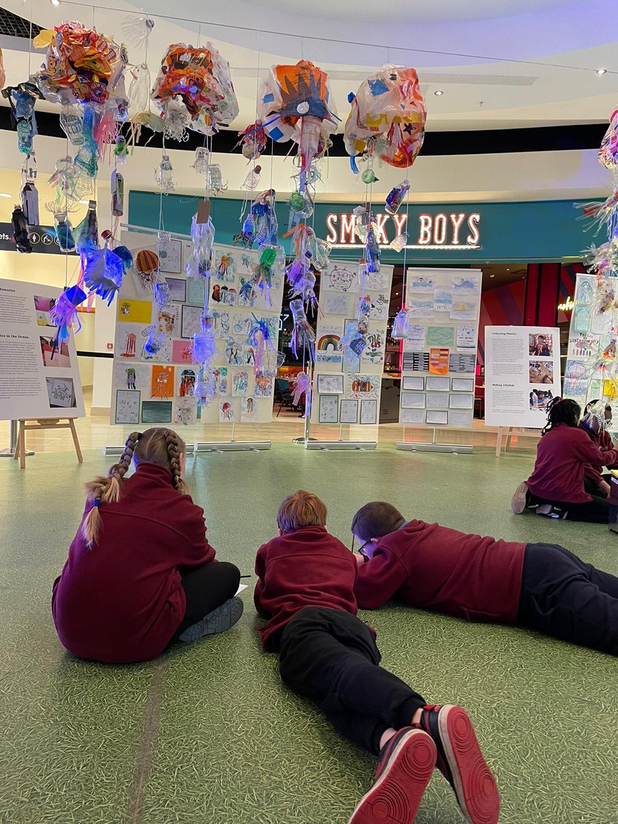 CEP_Wandsworth's tweet photo. Brilliant to see the #SingleUsePlanet exhibition space filled with students from @heathmereschool, admiring their very own jellyfish and taking part in a creative workshop with @suzanneclimatee 🌎
Many more school visits to come over the next two weeks! https://t.co/diBA8Hbyu0