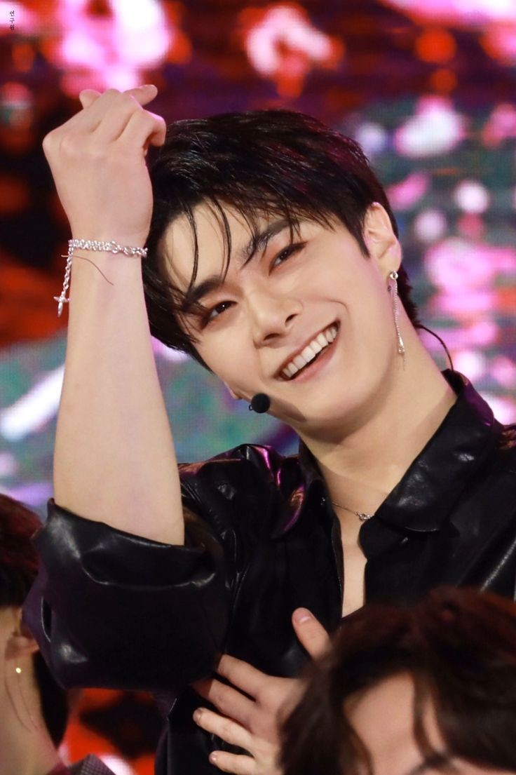 ghxstjxxyeon's tweet photo. Rest In Peace, MoonBin.
Your fans love and miss you so much, My Beautiful Star.⭐
#MoonBinWeLoveYou #MOONBIN #MOONBINdeath #moonbinastro #ASTRO #BeautifulStar https://t.co/xQ01HDnEVN