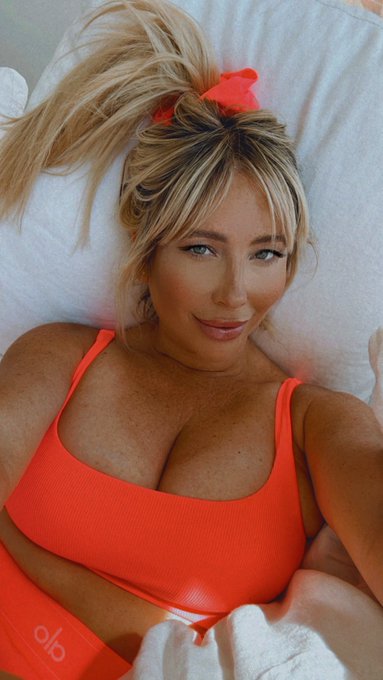 Tonight is the night! I&rsquo;m live exclusively on https://t.co/WzrlEH12ih ❤️ 7-8 pm pst  #free for all members<a href="/tag/free"class="tags"><span>#free</span></a>