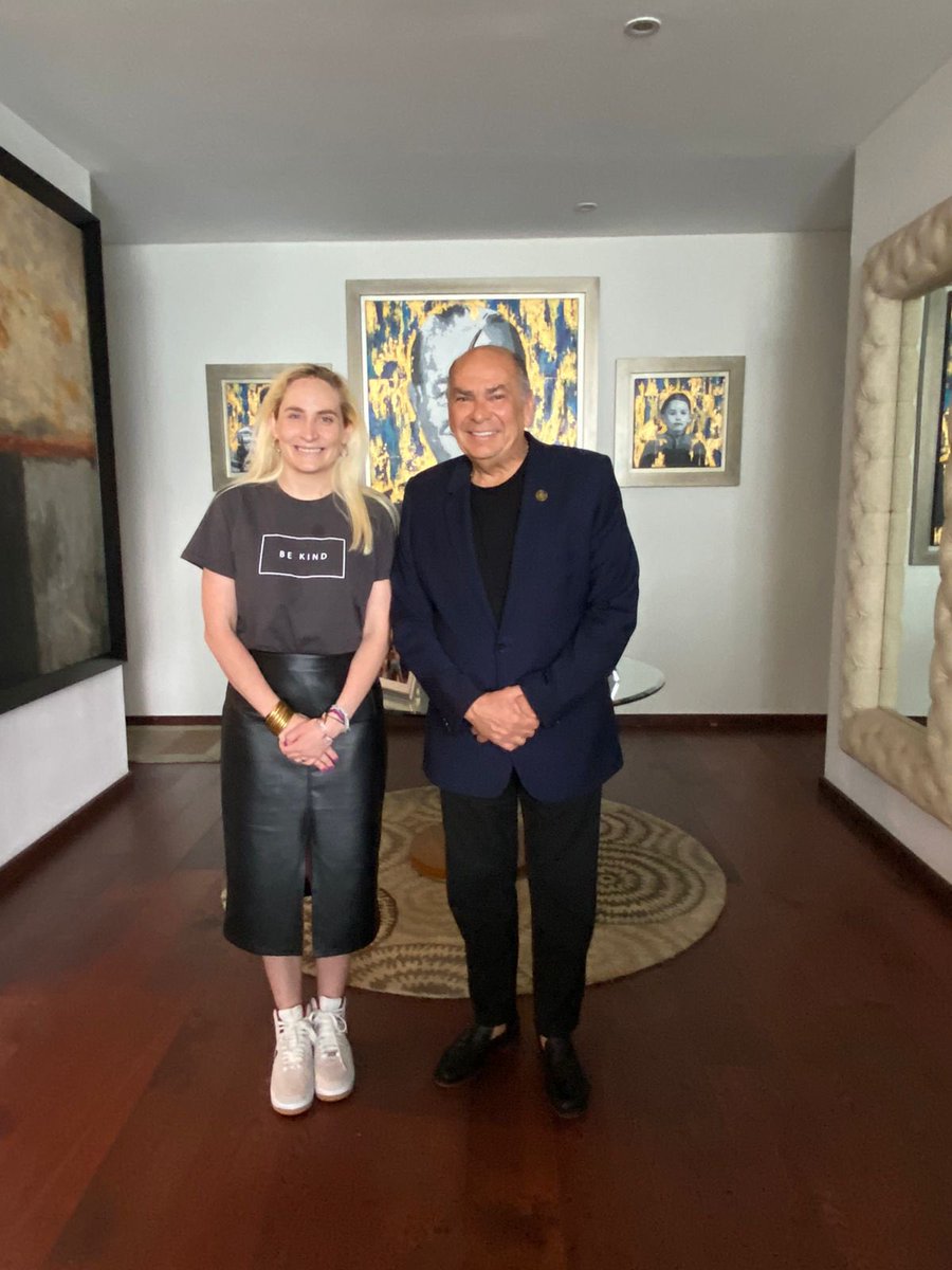 SusanaCueto7's tweet photo. Un verdadero honor platicar el día de hoy con @AntonioPerezMEX vamos construyendo sólido para que México brille en su máximo esplendor, gracias por sus palabras y sus consejos Diputado https://t.co/ZvpLCcB6S8