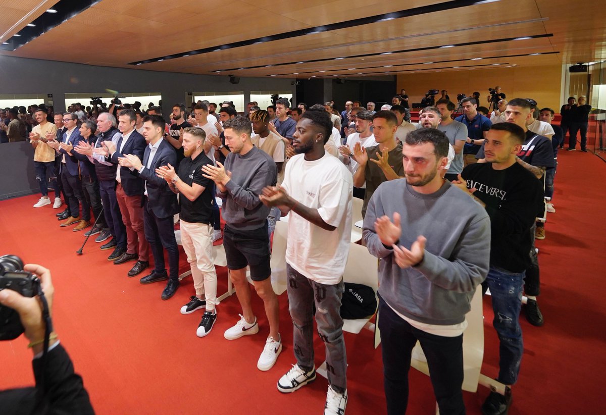 Muchos años de camino juntos. 
En las duras y en las maduras, un compañero ejemplar.
Eskerrik asko Mikel! 
Gutariko bat betirako.
#AthleticClub 🦁