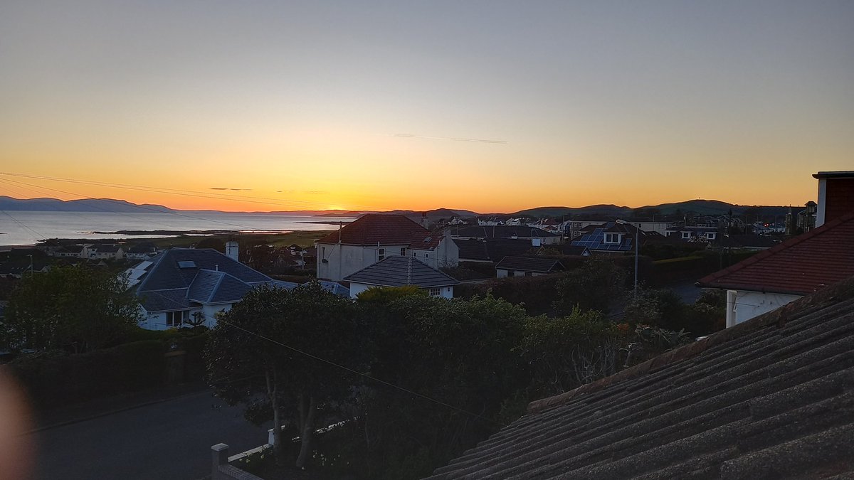 iainwk's tweet photo. Spring sunset over Seamill https://t.co/iLR8uP6v6g