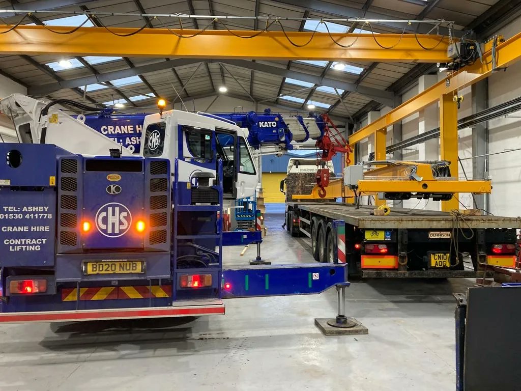 Low head room? No problem for our Kato 20t City crane when working with its 5t searcher hook ⛓️ ✔️ 🪝 #Kato #cranehire #Citycrane #contractlifting #Katocranes