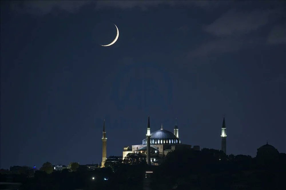 Hilalimiz gözüktü, gözümüz aydın olsun
Minarelerden ezan ebediyen duyulsun

Gönüller hep bir olsun, cümle düşman kahrolsun
Ümmet tek yumruk olsun, #bayram mübarek olsun

Hatırlayın yetimi, barıştırın küsleri
Müminler hep kardeştir, koruyun öksüzleri

#BayramınızMübarekOlsun