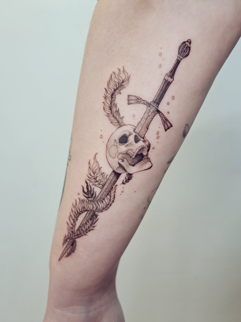 awfullywrites's tweet photo. i have my house of the dragon/fire and blood tattoo done 🖤

inspired by the battle above the gods eye, daemon's targaryen last fight. 

(it took five hours and my arm is on fire but i'm happy!) https://t.co/nExhYRMW13