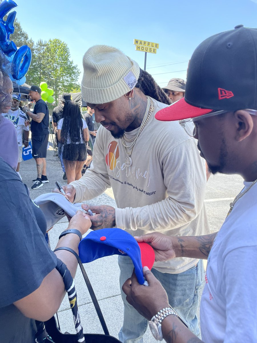 Went to pick up a rental car and end up running into a <a href="/MoneyLynch/">Marshawn Lynch</a> autograph session!