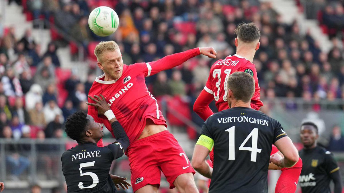 PJKleiweg's tweet image. Voor de buis nagelbijten bij  #AZAND
AZ gaat verdiend door.

Anderlecht speelt fantasieloos en zonder verticaliteit waardoor aanvallers nauwelijks meedoen.

Maar ik heb genoten van het Europese avontuur van paars-wit. Young Boys, Ludogorets, Villareal, AZ thuis: onvergetelijk