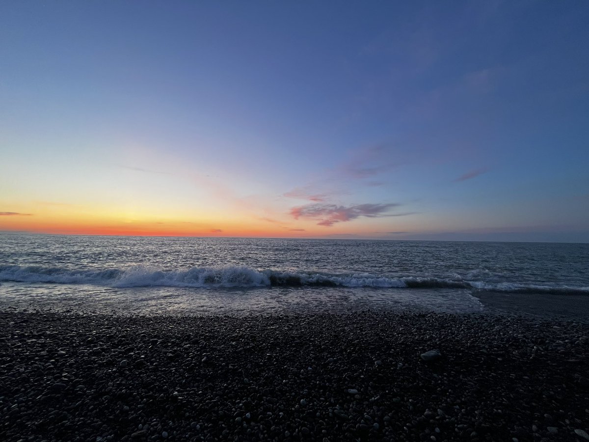 Раз не хотите дружить, тогда просто посмотрите как красиво. И я, и горы, и закат, и море.