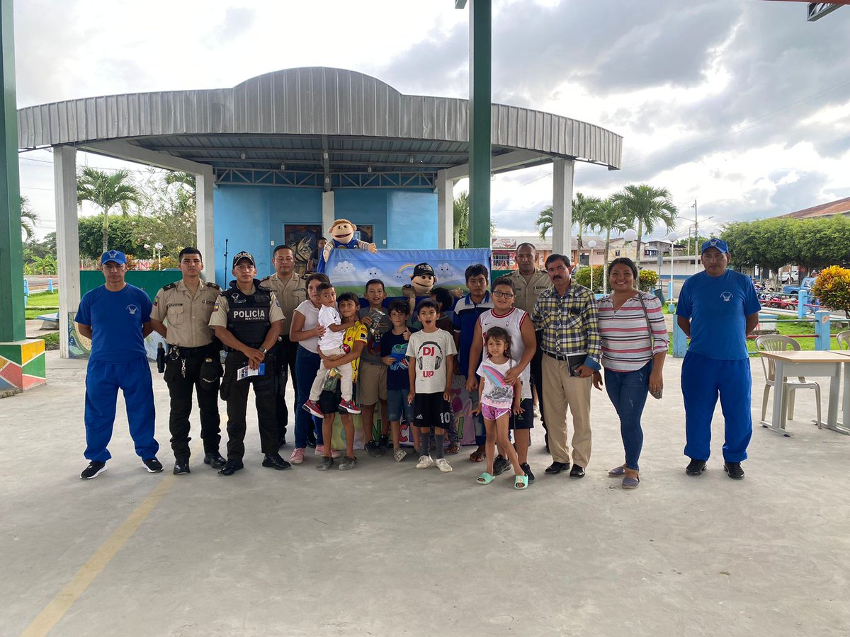 PoliciaEcZona4's tweet photo. 𝐒𝐄𝐆𝐔𝐑𝐈𝐃𝐀𝐃 𝐂𝐈𝐔𝐃𝐀𝐃𝐀𝐍𝐀
El grupo lúdico de Paquito y sus amigos en comapañía del personal policial del #Devif, #Dinapen, realizan charlas de concientización y medidas de seguridad.
#EjePreventivo
#TrabajamosPorTuSeguridad https://t.co/xmCRarVe9f