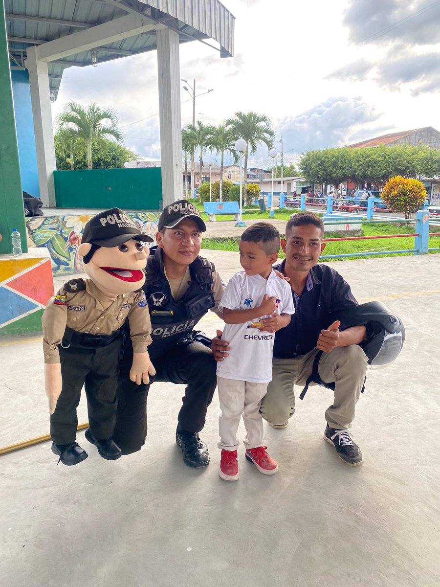 PoliciaEcZona4's tweet photo. 𝐒𝐄𝐆𝐔𝐑𝐈𝐃𝐀𝐃 𝐂𝐈𝐔𝐃𝐀𝐃𝐀𝐍𝐀
El grupo lúdico de Paquito y sus amigos en comapañía del personal policial del #Devif, #Dinapen, realizan charlas de concientización y medidas de seguridad.
#EjePreventivo
#TrabajamosPorTuSeguridad https://t.co/xmCRarVe9f
