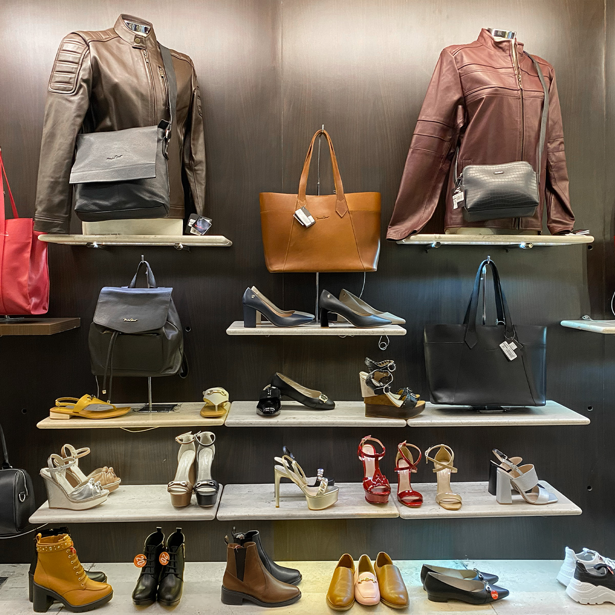 Visita nuestra tienda en Centro Comercial Perisur, nos encuentras en la siguiente dirección:Av. Anillo Periferico No.4690 Loc. 167 Col. Ampliación Jardines del Pedregal Coyoacán, 04500, CDMX. ¡Te esperamos! 🤩

Descubre más tiendas #MichelDomit aquí ➜ bit.ly/3GgwtOz