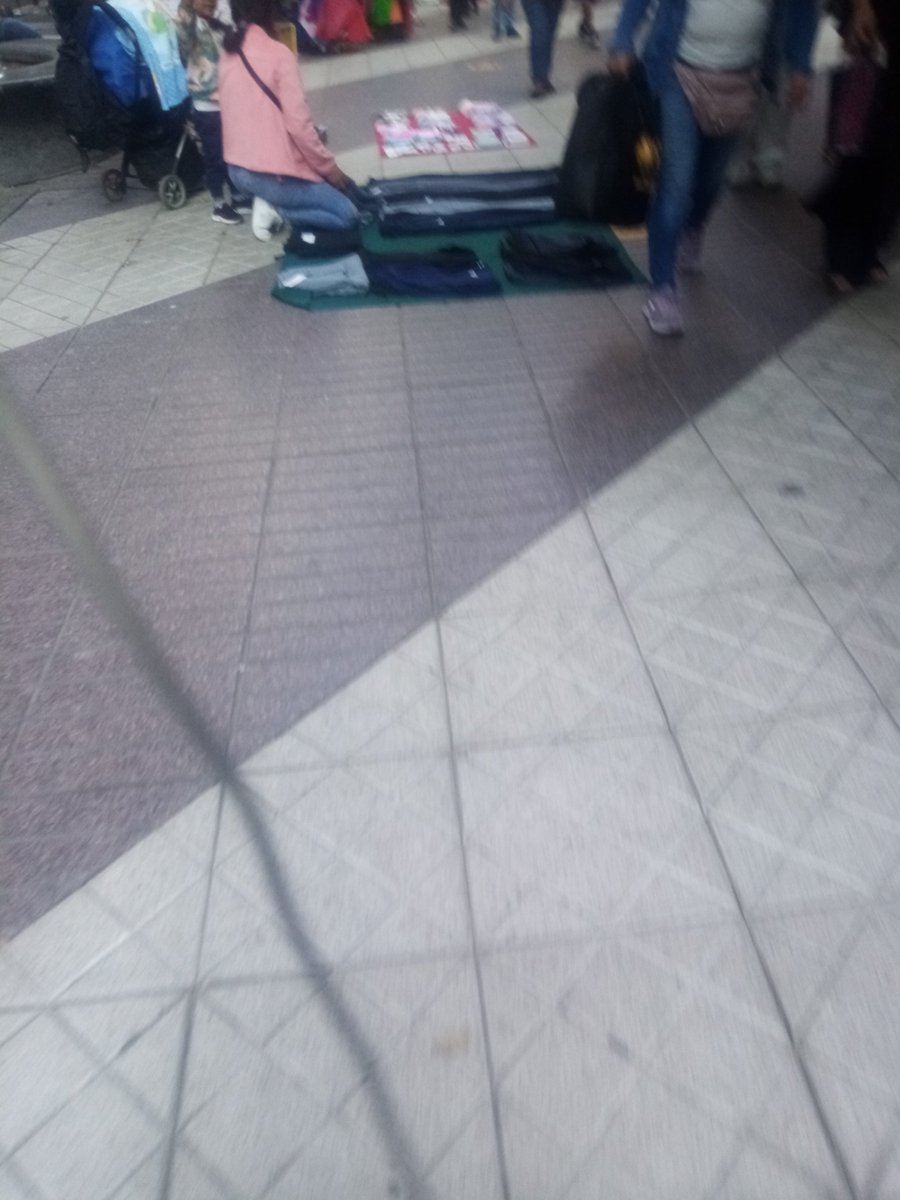 Farsa grotesca: Citó a la prensa para presentar "equipo de guardias" que combatiría el comercio ambulante. Hoy, 15.30 hrs. Ahumada repleto de ambulantes. ¿ Hasta cuando <a href="/IraciHassler/">Irací Hassler Jacob</a> se seguirá burlando de los vecinos de Santiago?
