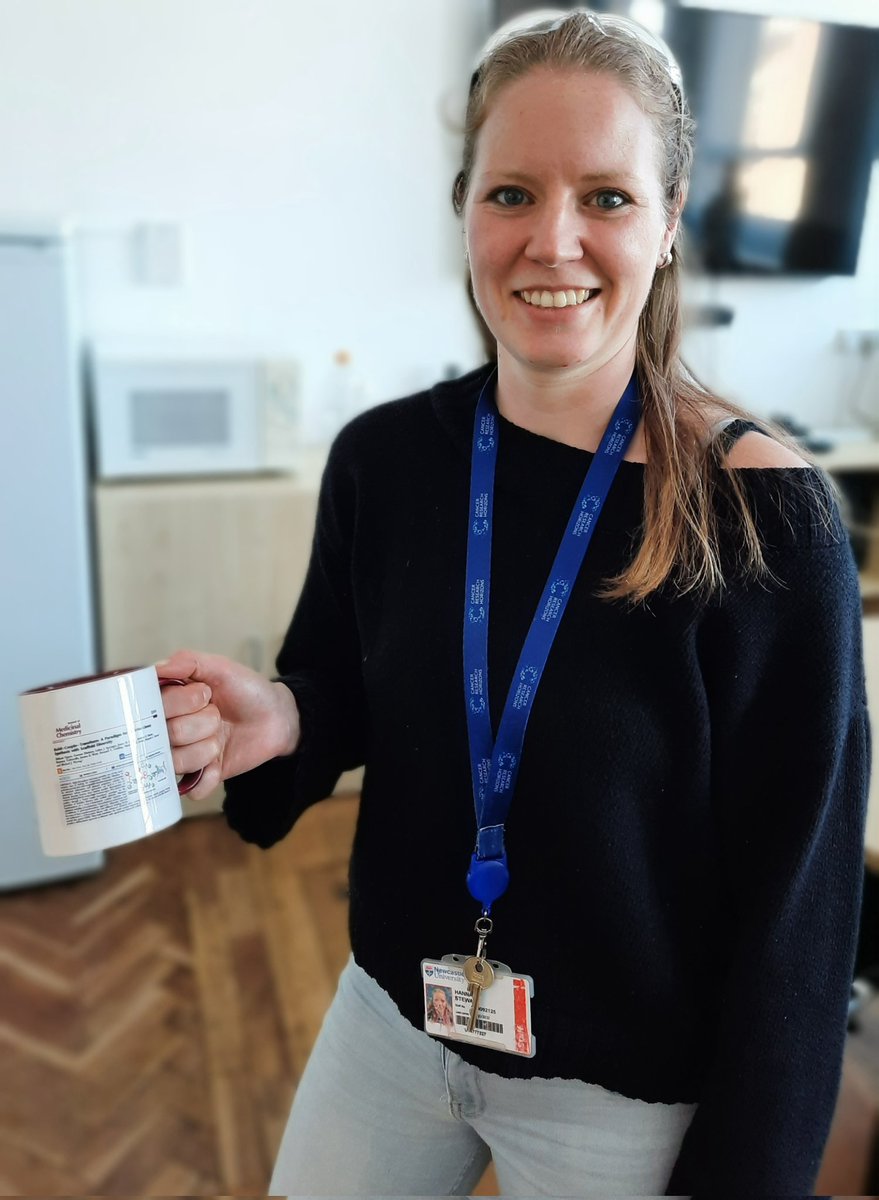 Presenting Dr @Hannah_LStewart with her 1st author mug for her work highlighting a new approach to making screening libraries. You can read more here ⬇️
pubs.acs.org/doi/10.1021/ac…

#labtradition
@ChemistryNCL
@SciencesNCL @UniofNewcastle