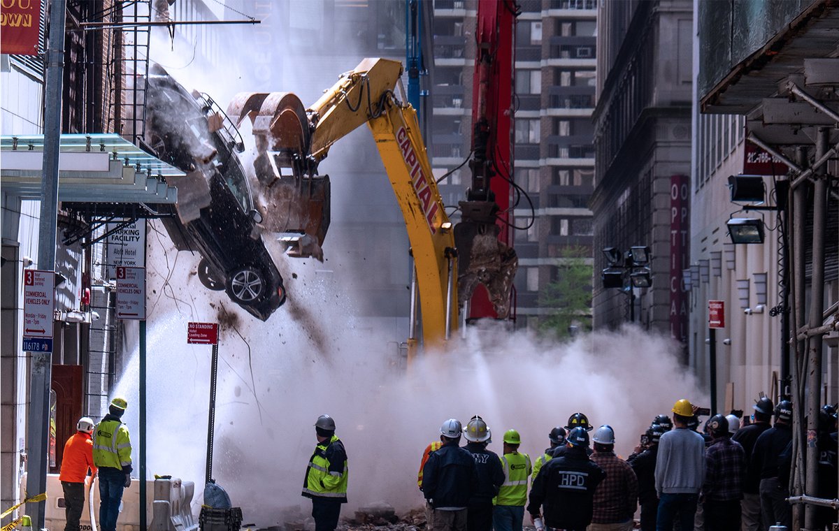 'Incredibly complex' operation to remove cars and take down building at the site of the deadly garage collapse. bit.ly/3omGpyO Photos: Carl Glassman/Tribeca Trib (left); Milo Hess (right)