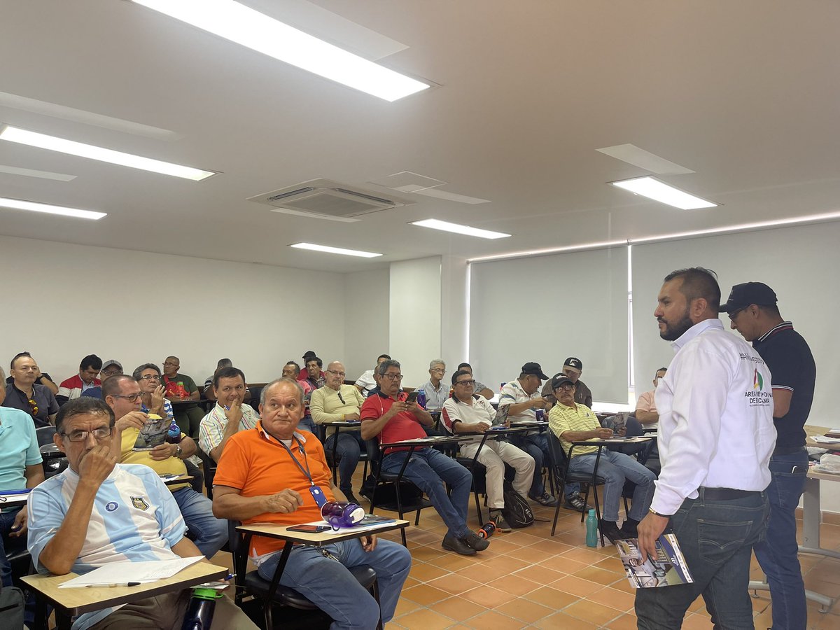 AreaMetroBga's tweet photo. #PoderAmarillo 🚖 | Hoy se cumplen cuatro días del inicio del Programa de Capacitación de Taxistas Metropolitanos 😁 y estamos satisfechos por el interés de los conductores en querer aprender. 

Los módulos que han cursado esta semana: 

✅ Seguridad Vial https://t.co/zpK87TpWvy