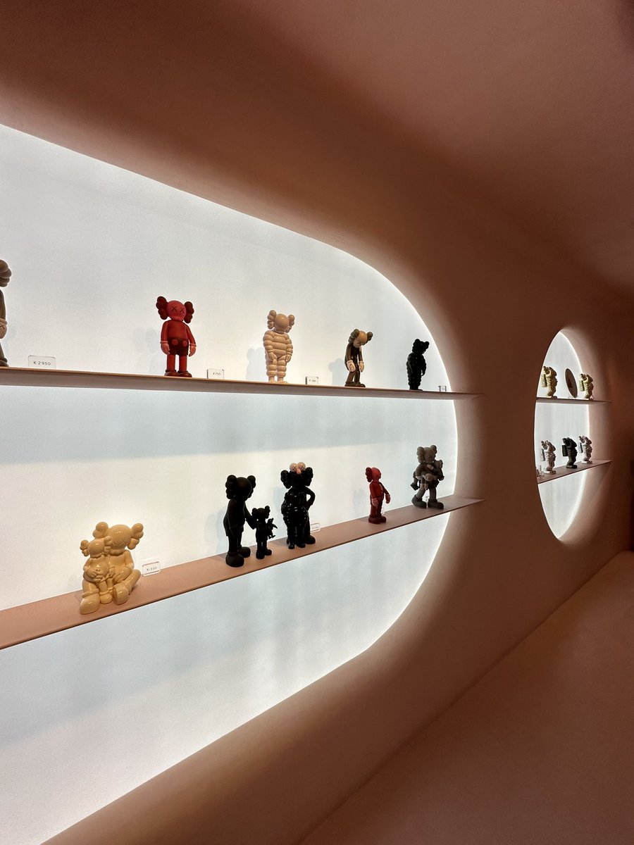 StudioSupers's tweet photo. Excited I got the chance to checkout the beautiful Moco Museum Concept Store designed by @sixnfive while on a layover in Barcelona earlier this week. Perfectly perfectly executed. https://t.co/QWzbCzxV5n