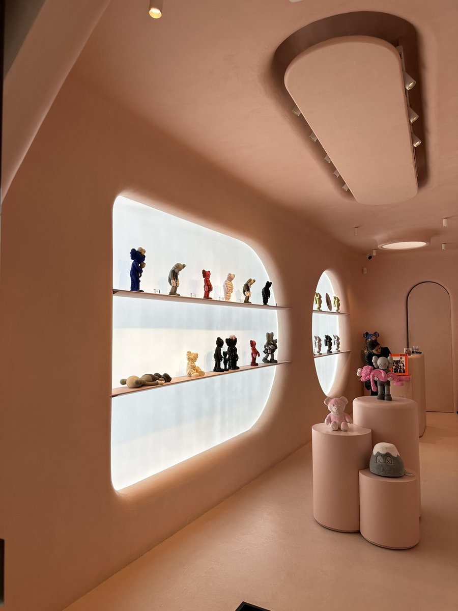 StudioSupers's tweet photo. Excited I got the chance to checkout the beautiful Moco Museum Concept Store designed by @sixnfive while on a layover in Barcelona earlier this week. Perfectly perfectly executed. https://t.co/QWzbCzxV5n