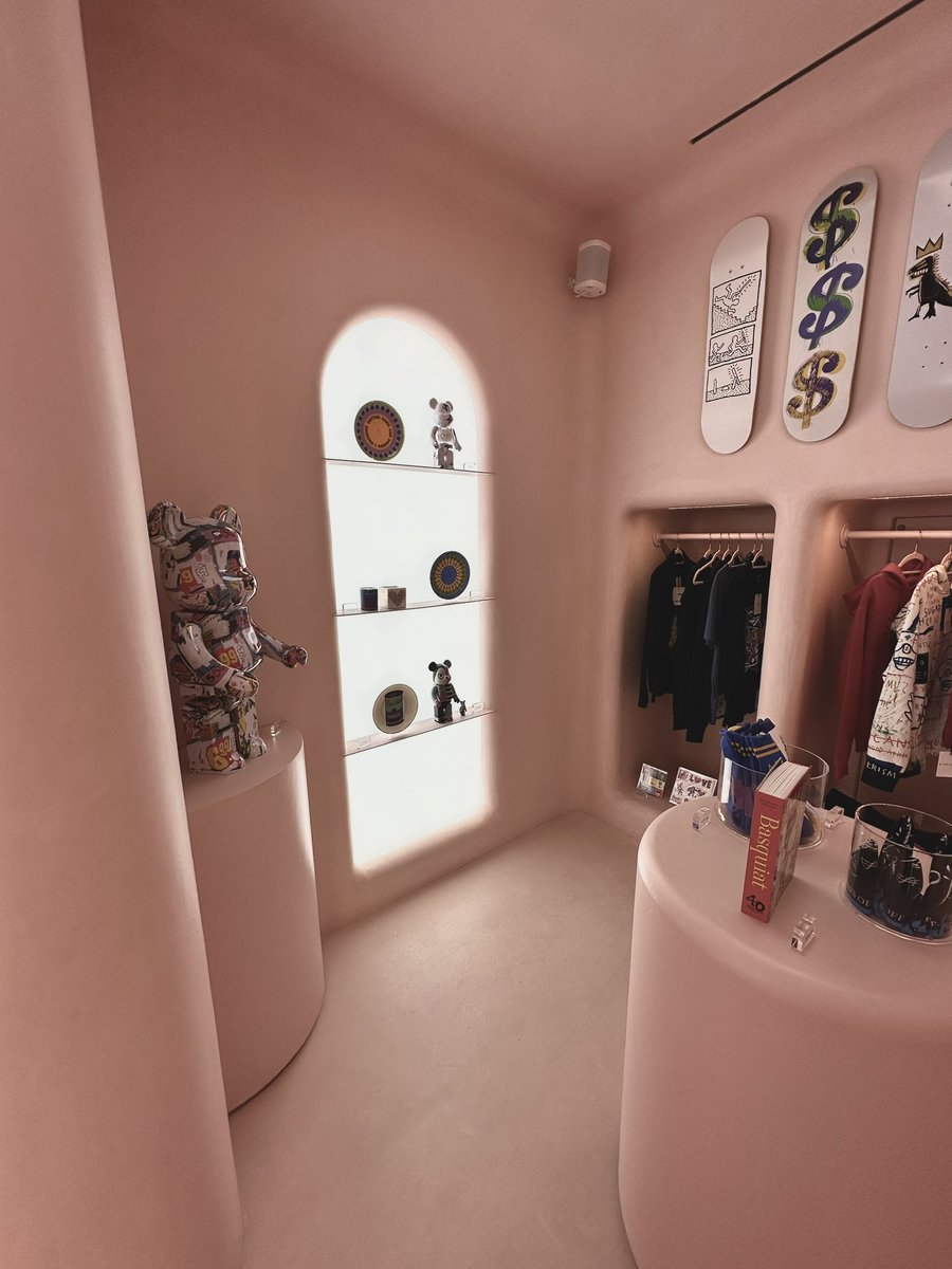 StudioSupers's tweet photo. Excited I got the chance to checkout the beautiful Moco Museum Concept Store designed by @sixnfive while on a layover in Barcelona earlier this week. Perfectly perfectly executed. https://t.co/QWzbCzxV5n