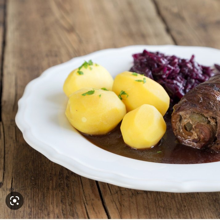 i am all about the traditional german kitchen lately - currently slowcooking the meat and well the potatoes will follow and the rotkohl ☺️🤷🏿‍♀️