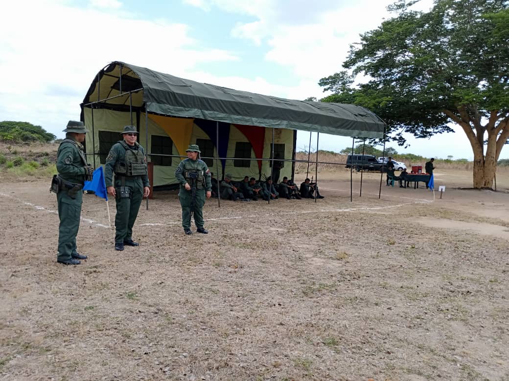 BRIMF5_2021's tweet photo. #FANB garantizando el Nivel de Apresto Operacional, la BRIMF5  efectuó ejercicio de tiro de fusil AK-103 en las Instalaciones de Fuerte Cayaurima, fin elevar  las Destrezas y Habilidades de los Combatientes a ser empleados donde la Patria los requiera. https://t.co/jmT6VAWwI3