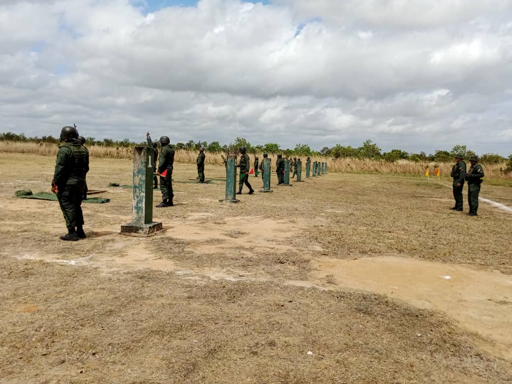 BRIMF5_2021's tweet photo. #FANB garantizando el Nivel de Apresto Operacional, la BRIMF5  efectuó ejercicio de tiro de fusil AK-103 en las Instalaciones de Fuerte Cayaurima, fin elevar  las Destrezas y Habilidades de los Combatientes a ser empleados donde la Patria los requiera. https://t.co/jmT6VAWwI3