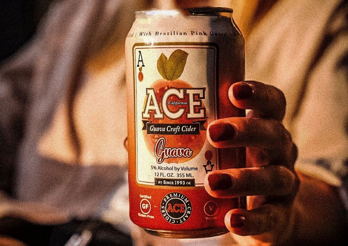 A refreshing, unfiltered cider with semi dry notes and 5% ABV ❤️ Enjoy the delicious taste of Brazil from your own home! Cheers!🍻