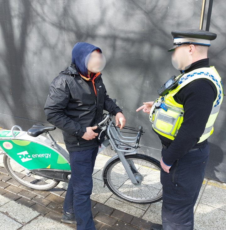 cardiffcouncil's tweet photo. Our City Centre Wardens teamed up with @SWPCardiff to enforce the no-cycling rule along Queen Street.
This year:
✅Nearly 400 cyclists stopped
✅Nearly 100 stolen OvoBikes seized
✅Over 25 fixed penalty notices issued
✅Over 10 Sec 59's issued to electric scooter riders
#OpCastor https://t.co/474PKFXcnp