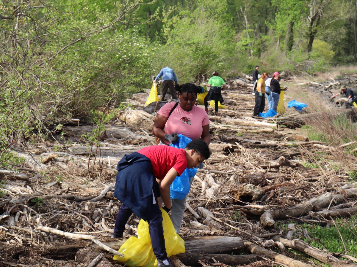 AliceFerguson's tweet photo. There are more cleanups throughout the month that need YOU! Find one nearest you here: https://t.co/wc6bX5bJva
#PotomacCleanup #volunteer #cleanup #trash #impact #communityservice #dogood #springcleaning https://t.co/hRXWu98ytQ