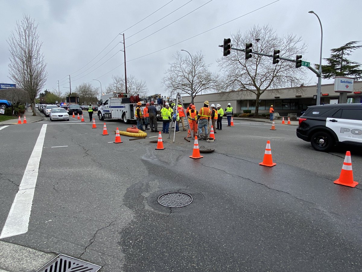 billkiro7's tweet photo. Big Traffic Delay #Bellevue Factoria Blvd SE and SE 38th St, road workers &amp; many supervisors #Factoria shopping district https://t.co/Y0nVIPxfou