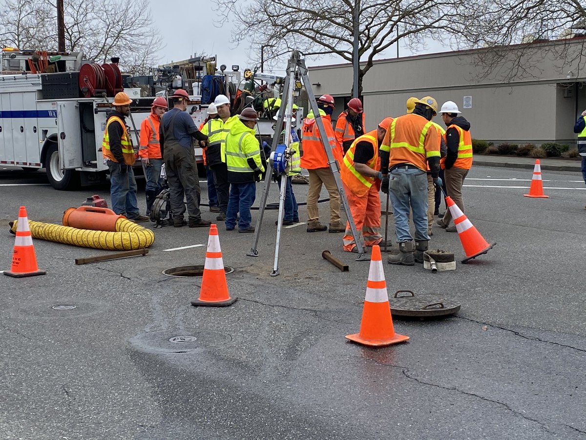 billkiro7's tweet photo. Big Traffic Delay #Bellevue Factoria Blvd SE and SE 38th St, road workers &amp; many supervisors #Factoria shopping district https://t.co/Y0nVIPxfou