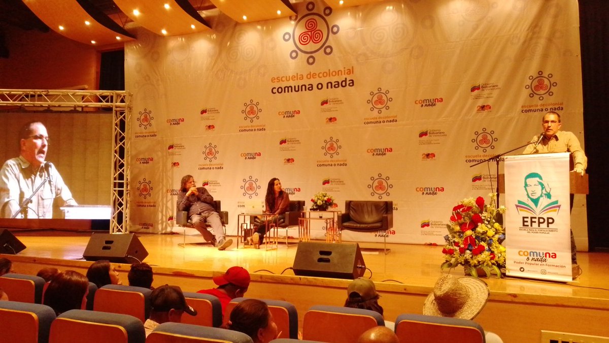 EscuelaFPP_'s tweet photo. #EnFotos| #Hoy en la Escuela Decolonial: Comuna o Nada,
#AsíLoDijo @jaarreaza 
"...Dónde funciona la comuna hay mayor suma de felicidad... somos más felices cuando vivimos en comuna...

#ComunaONada
#PoderPopularEnFormación
#20Abril
@NicolasMaduro
@ComunasVE_ https://t.co/yT69s5dFZz