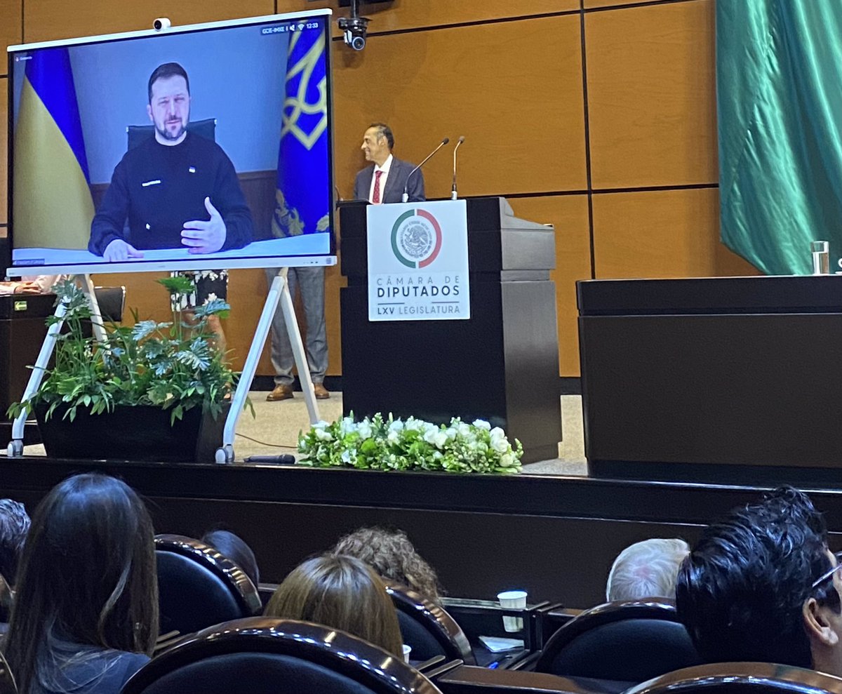 roble_jauregui's tweet photo. Verdaderamente destacable es la autorización de la Cámara de los Diputados para escuchar en vivo al Presidente de Ucrania Volodímir Zelenski narrar la situación actual de la invasión rusa a su Patria. La Paz, las vidas humanas, la justicia y la verdad deben situarnos a su lado. https://t.co/X9ptyDnoLg