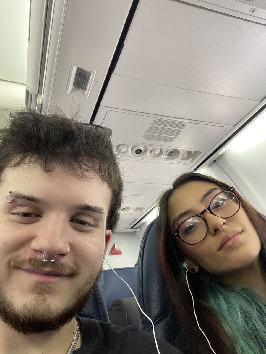 PleaseLetMePee's tweet photo. #NYBound https://t.co/mBSsvXVz3H