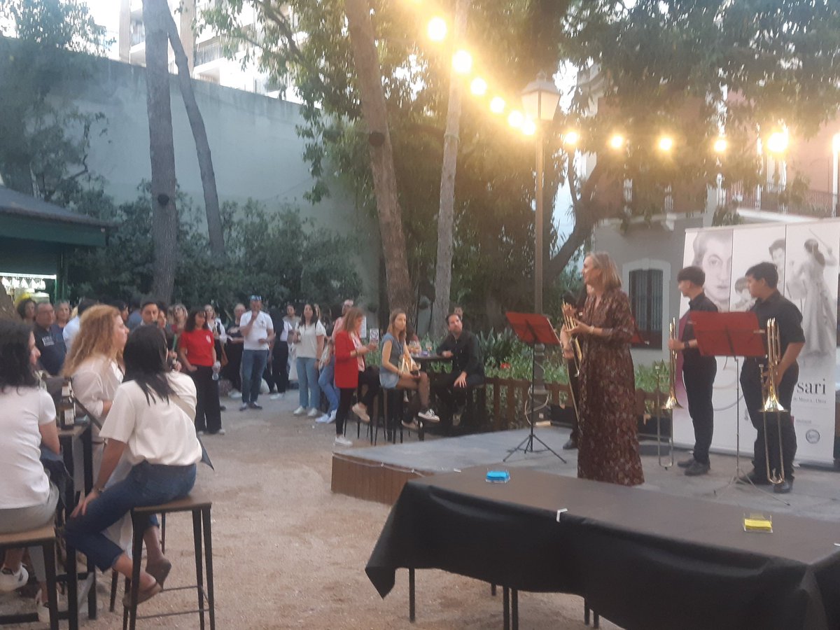 cfol2021's tweet photo. Y en los Jardines de la Marquesa, está teniendo lugar el coctel de bienvenida a los asistentes al #CFOL2023

Lugar incomparable cortesía del @aj_gandia para el reencuentro de la comunidad folera 🥰

@InnovaPi ha abierto el evento, amenizado con música de alumnado de CPM Oliva https://t.co/ZaBaDr24hD