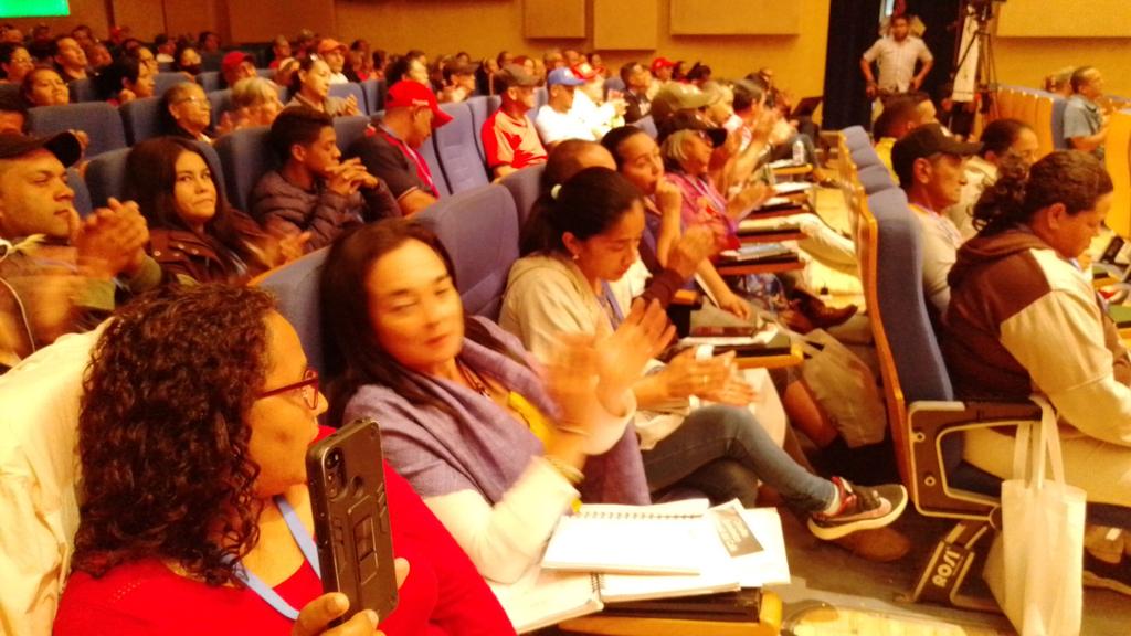 EscuelaFPP_'s tweet photo. #EnFotos| #Hoy en la Escuela Decolonial: Comuna o Nada,
#AsíLoDijo @jaarreaza 
"...Dónde funciona la comuna hay mayor suma de felicidad... somos más felices cuando vivimos en comuna...

#ComunaONada
#PoderPopularEnFormación
#20Abril
@NicolasMaduro
@ComunasVE_ https://t.co/yT69s5dFZz