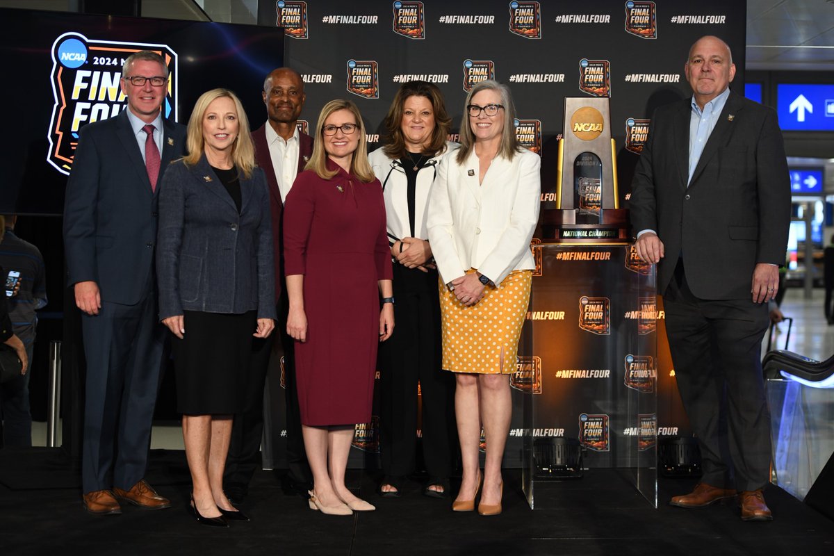 PHXSkyHarbor's tweet image. The NCAA® Men’s Final Four® will be taking place in Phoenix next year. 🏀🎉
Today, Governor Katie Hobbs, Phoenix Mayor Kate Gallego, the Phoenix Local Organizing Committee (PLOC), NCAA and ASU representatives unveiled the official countdown clock at Terminal 4. 
#finalfour2023