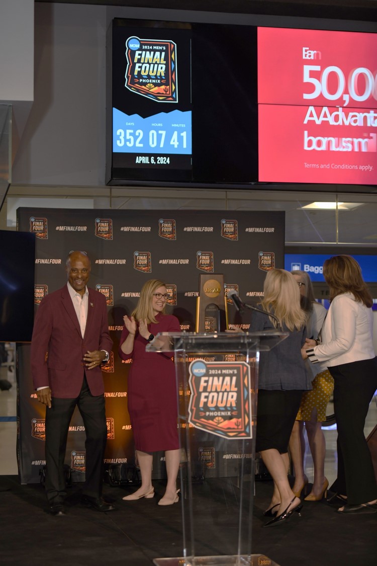 PHXSkyHarbor's tweet image. The NCAA® Men’s Final Four® will be taking place in Phoenix next year. 🏀🎉
Today, Governor Katie Hobbs, Phoenix Mayor Kate Gallego, the Phoenix Local Organizing Committee (PLOC), NCAA and ASU representatives unveiled the official countdown clock at Terminal 4. 
#finalfour2023