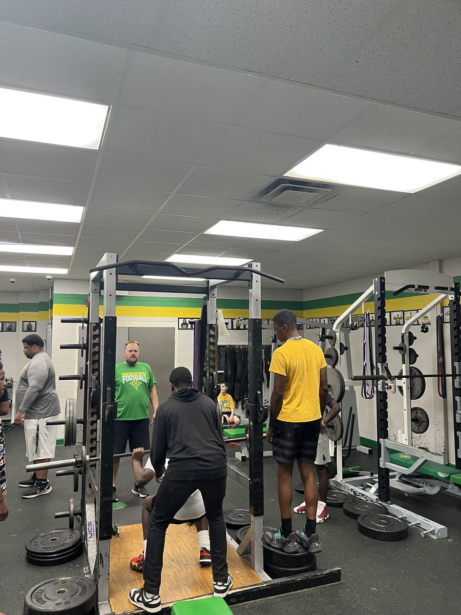FbRichmond's tweet image. Back at it with our 8th grade lifts! Coaches and players working to prepare the FUTURE RAIDERS! #LinkStrong #WeWork4It