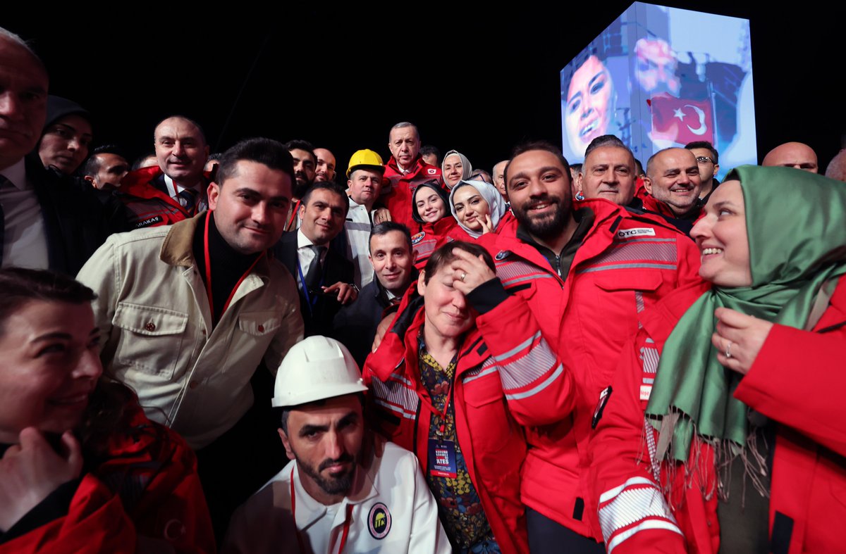 Akparti's tweet photo. Cumhurbaşkanımız Recep Tayyip Erdoğan, Filyos Türkiye Petrolleri Limanı'nda "Karadeniz Doğal Gazı Devreye Alma Töreni"ne katıldı. #MüjdelerOlsun https://t.co/wo0SPwzsh5