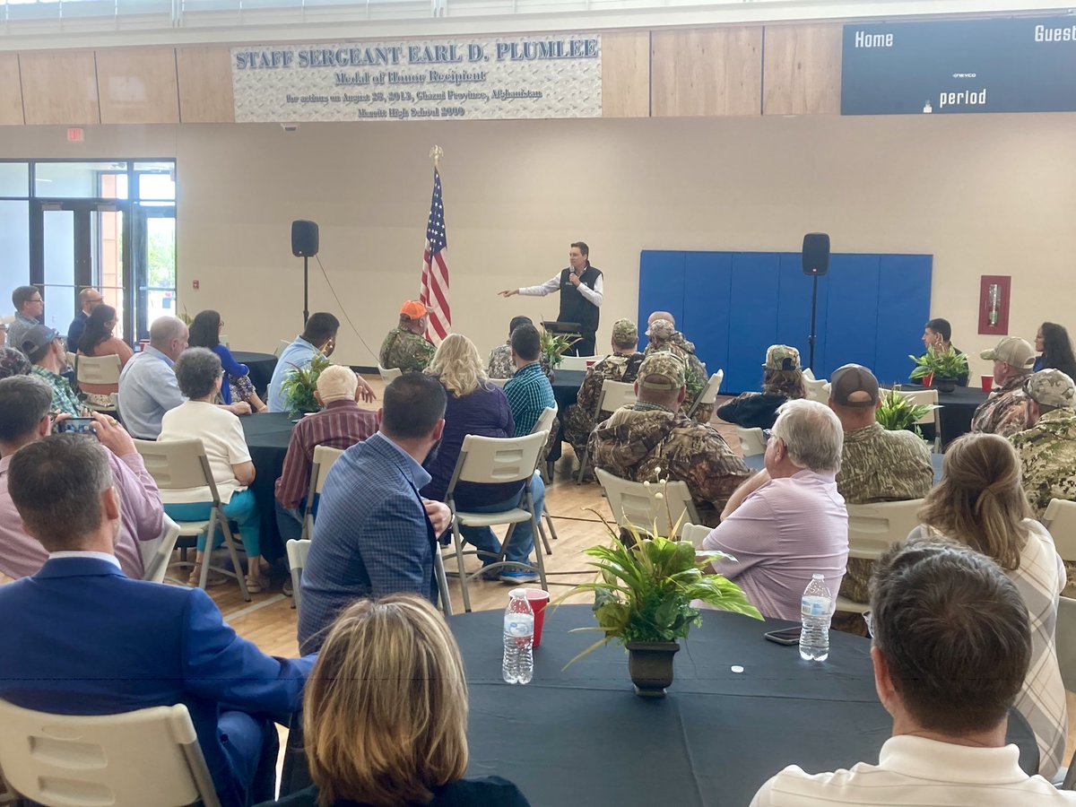 LtGovPinnell's tweet photo. Made stops in Duncan and Elk City with one goal in mind: selling Oklahoma. In 2022, we had 77 announcements made for new & expanding companies, creating 5,000+ jobs. Excited to keep that momentum going with these site selectors and CEO's from around the country. #TurkeyHuntOK https://t.co/b3I7wG7HfL
