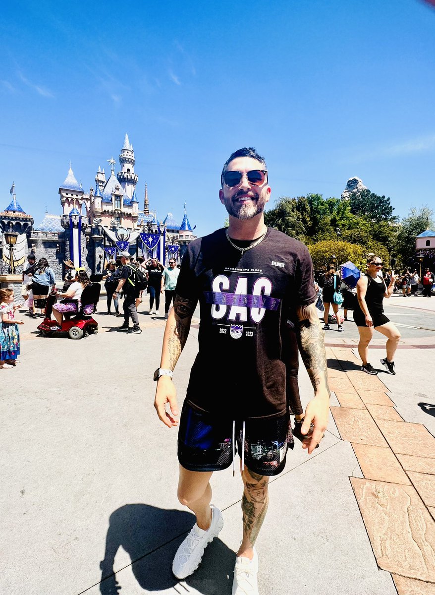 ghoops3's tweet image. So far @Disneyland I’ve gotten a “Light the Beam!!“ and a convo with 2 warriors fans saying how happy they were for our success, how tired they were of Draymond and I quote “If you beat us, go win the whole thing. Enjoy the run!” Couldn’t have been nicer. @thekingsherald